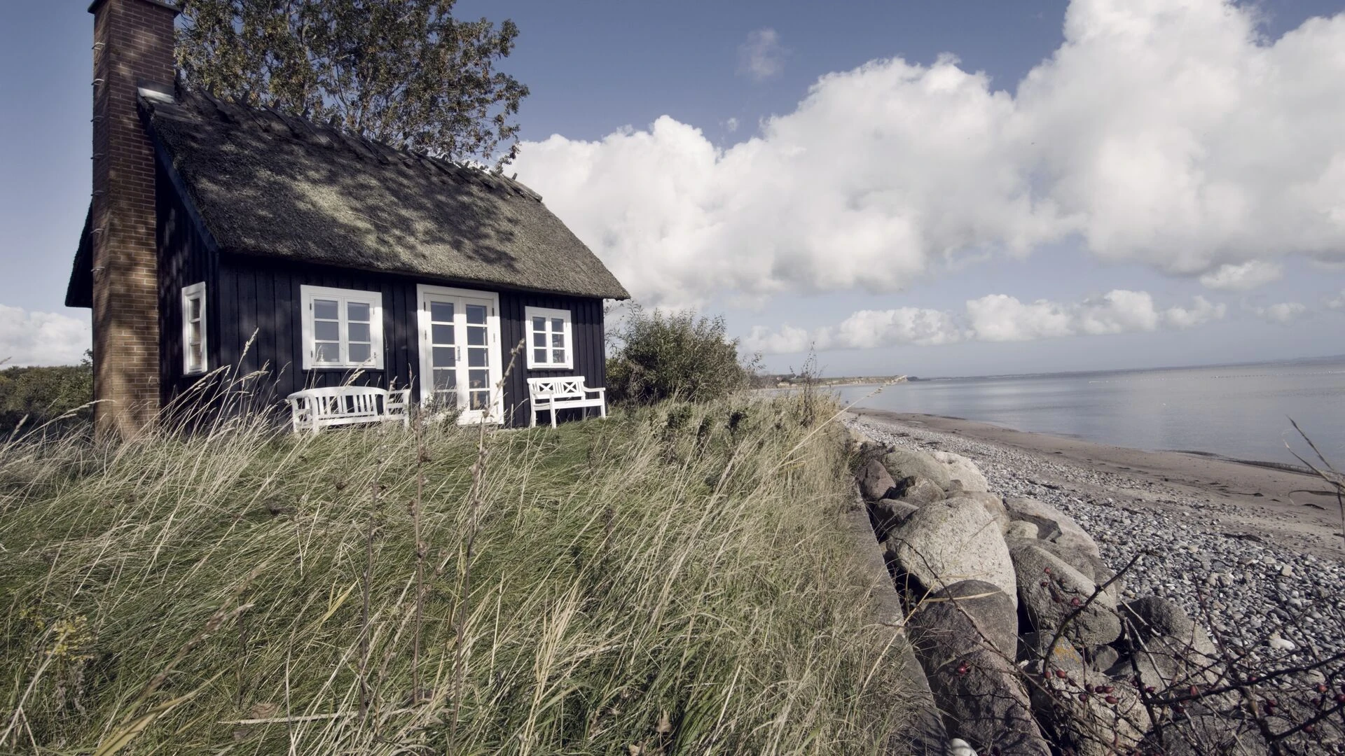 traditional-scandinavian-beach-house