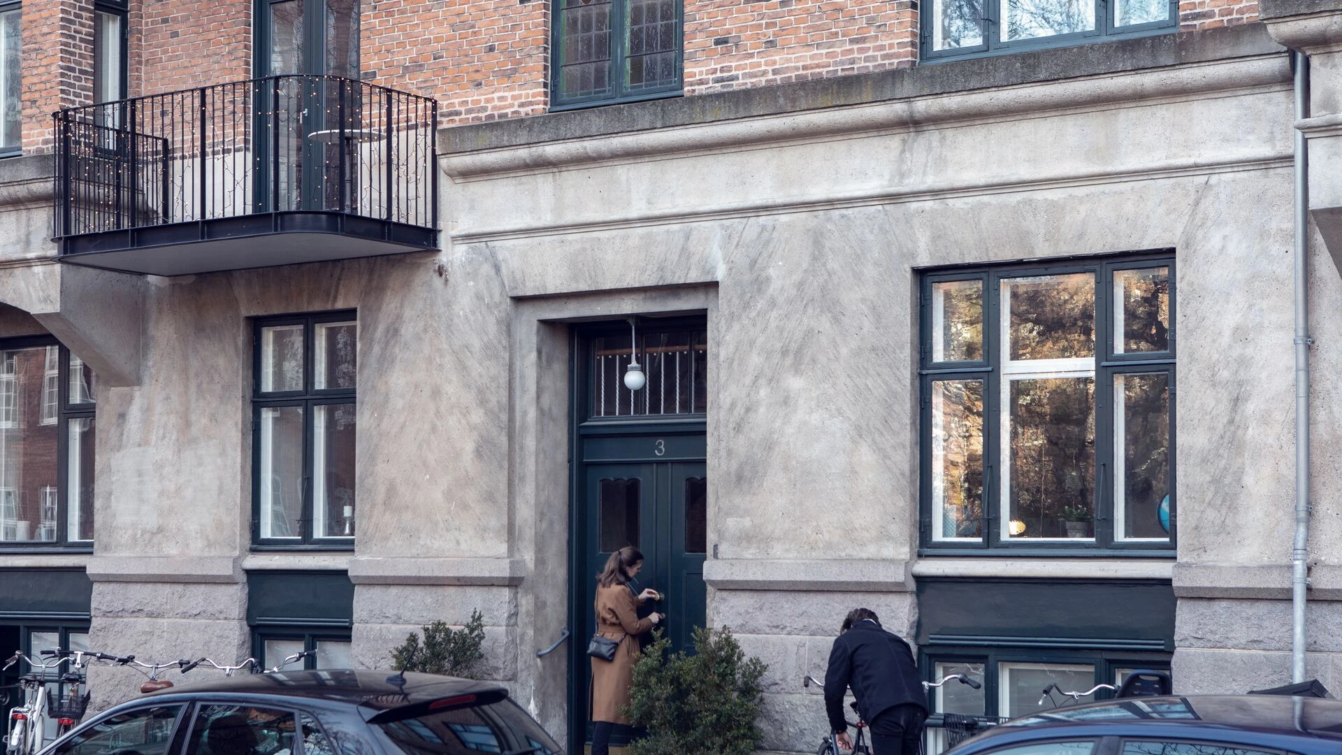 Kvinde går ind i bygning