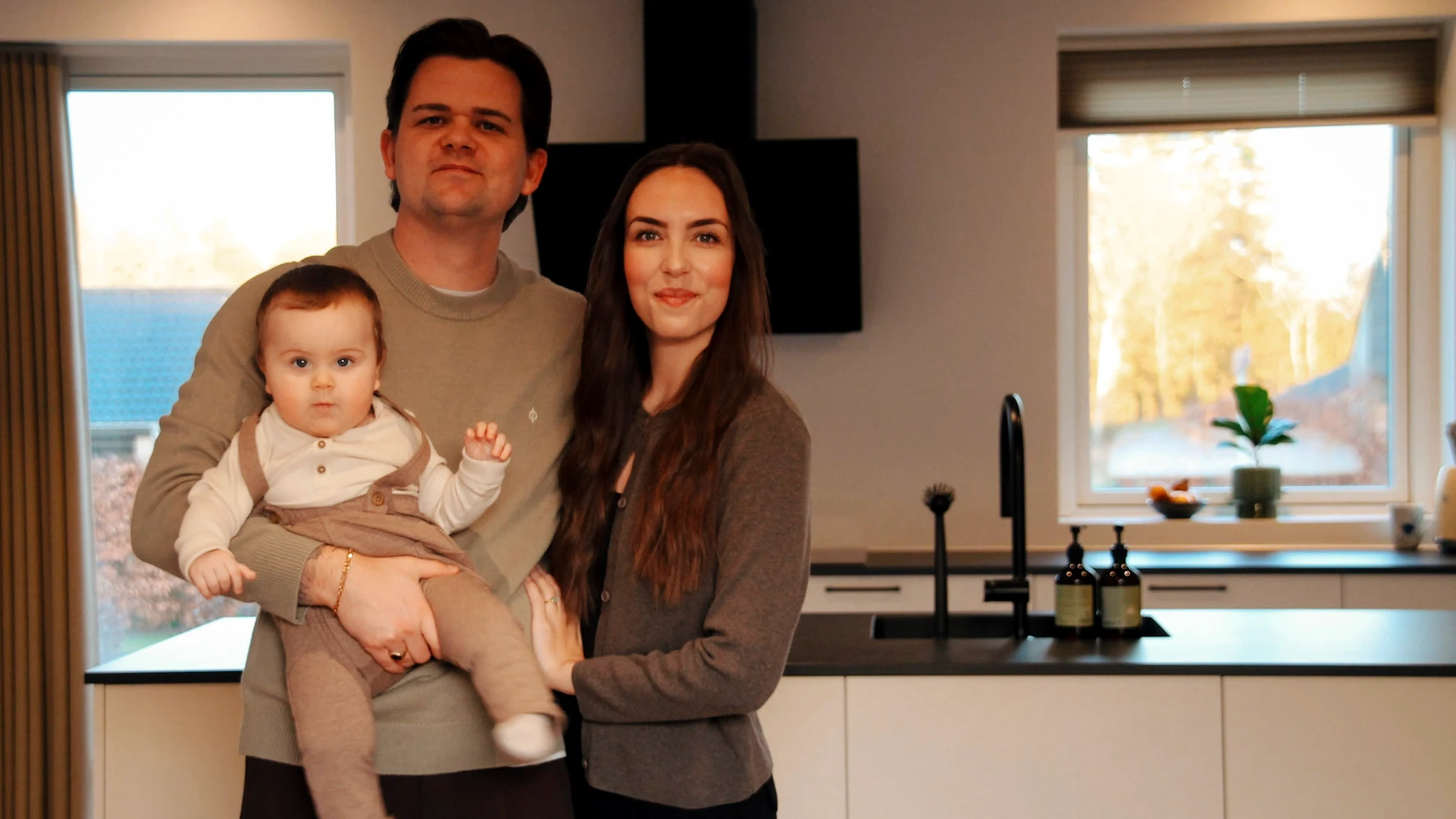 Nybyggerpar i deres køkken