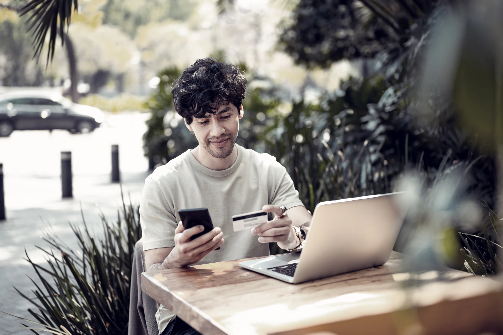 Mand laver kortbetaling