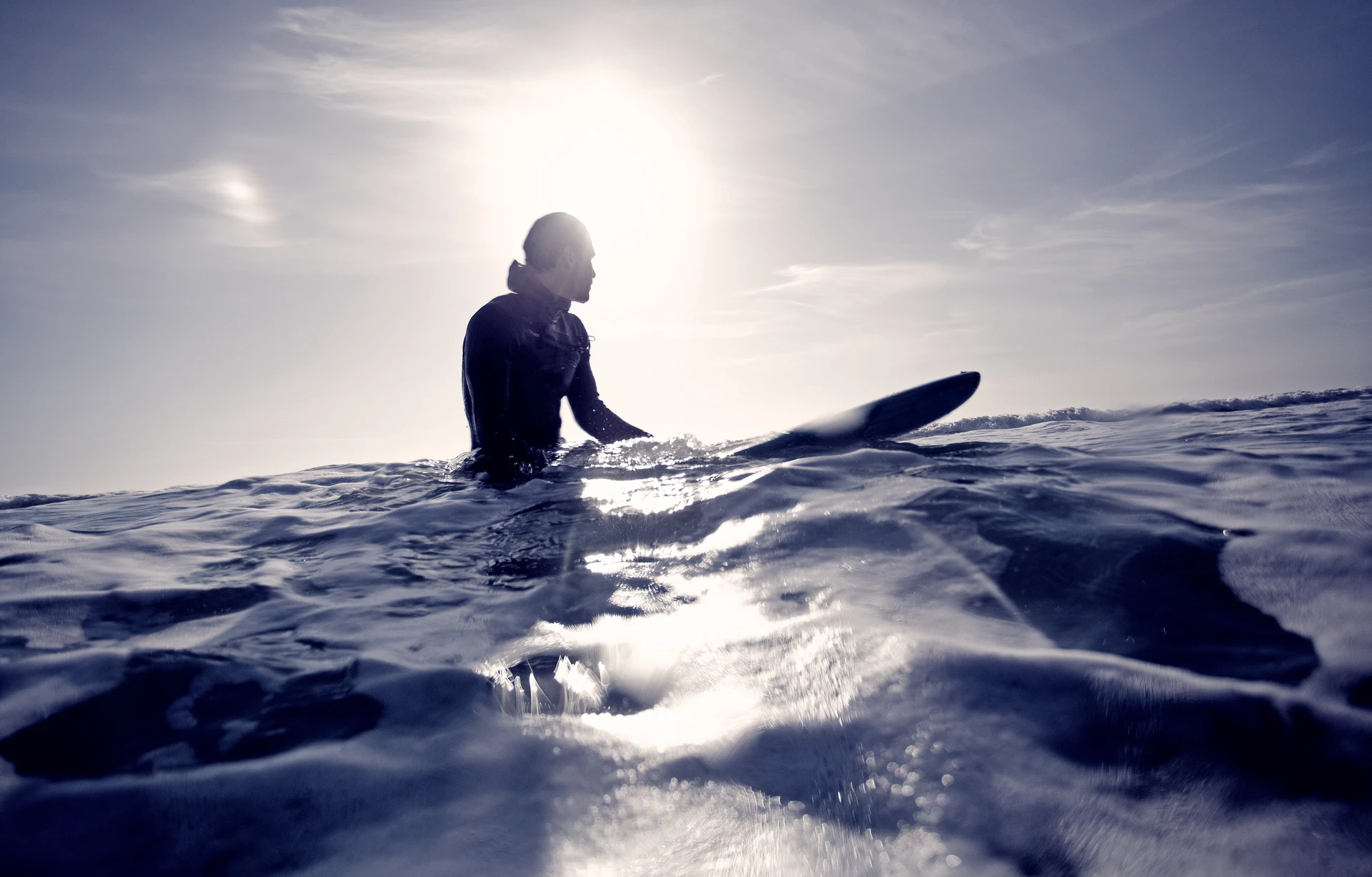 Surfer i vandet
