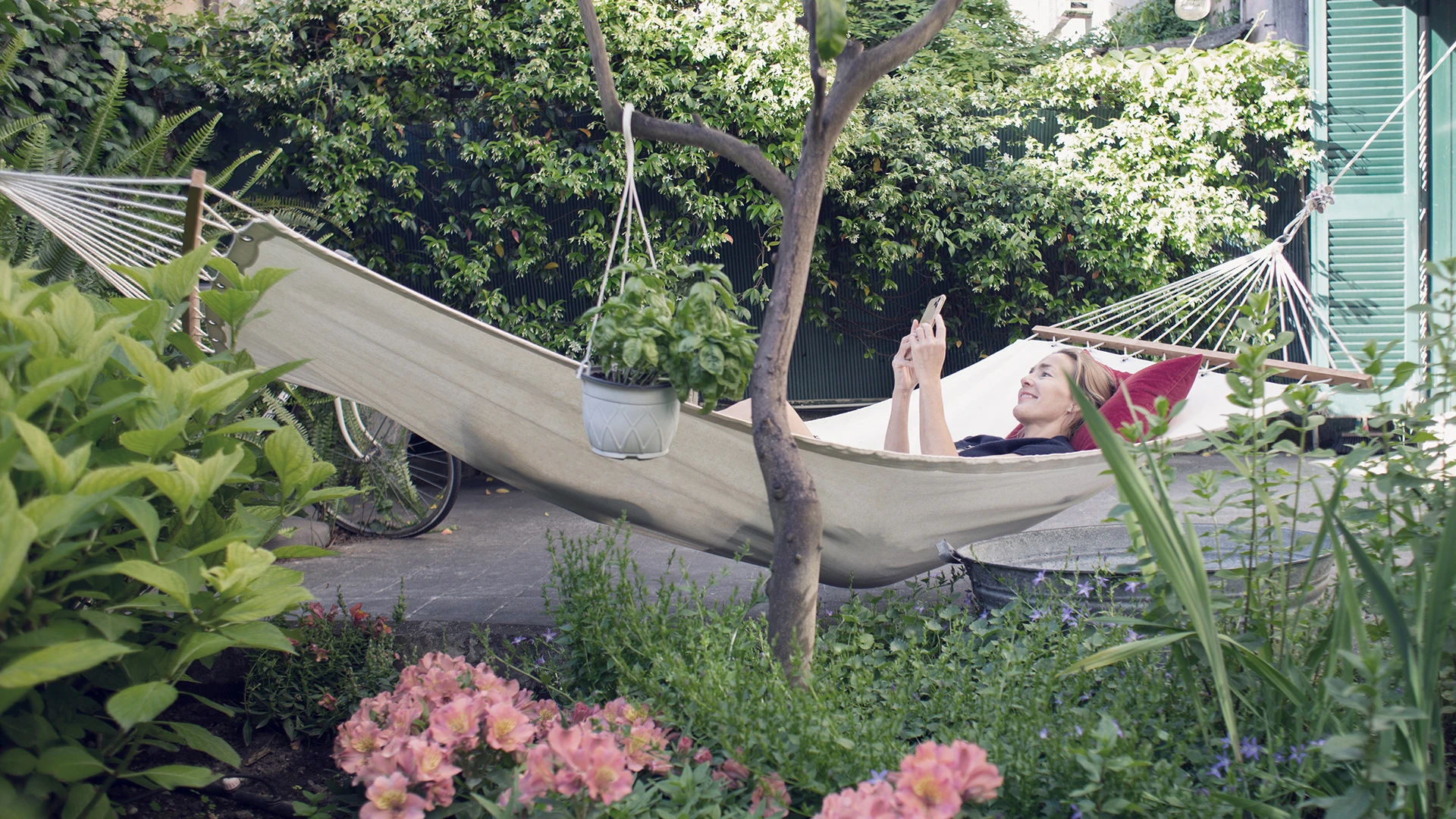 /Women%20in%20hammock%20in%20the%20summer..