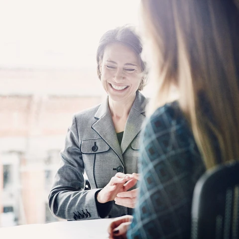 Advisory-meeting-with-smiling-woman