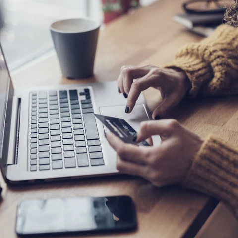 online-shopping-from-cafe