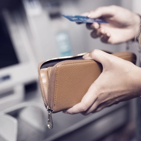 woman-using-atm