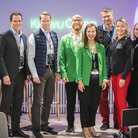 Kuvassa Kasvu Openin ja Nordean edustajia rivissä