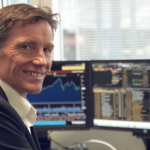 Robert Næss foran pc-en, han forvalter et fond som har blitt kåret til det beste globale aksjefondet