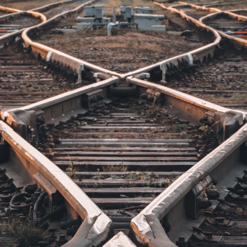 crossing-railway-tracks.-the-concept-of-the-beginning-of-the-way-planning-uncertainty-of-choices-and-decisions-1920x1080.png