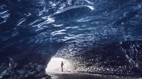 nordea_com-tourist-in-an-ice-cave