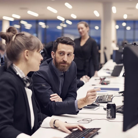 employees-working-at-trading-floor