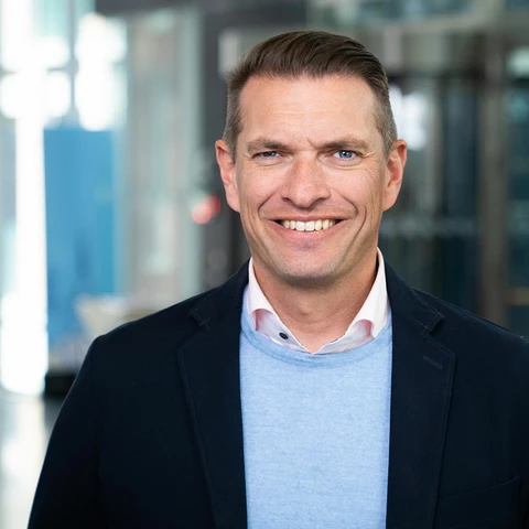 Anders Stenkrona, saving expert