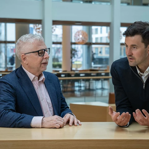 Erik Bruce og Joachim Bernhardsen taler sammen ved et bord blogg billede