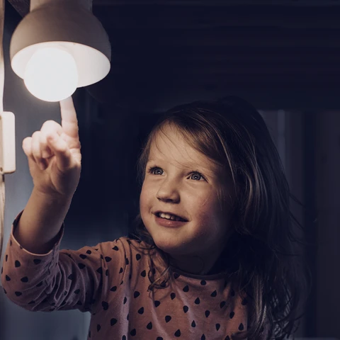 Child looking at a night lamp
