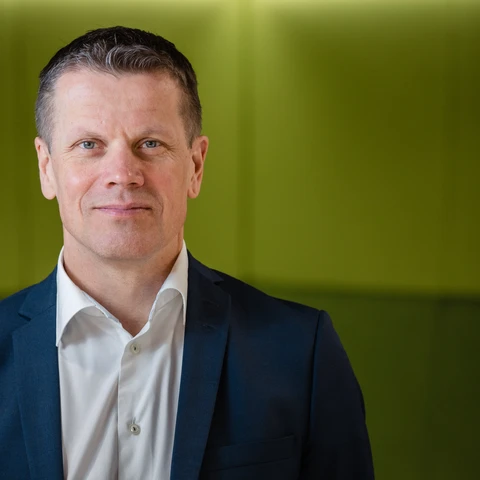 Nordea Kiinnitysluottopankin toimitusjohtaja Jussi Pajala katsoo suoraan kameraan taustallaan vihreä seinä