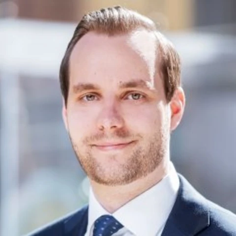 Nordean ekonomisti Kristian Nummelin on puku päällä ja katsoo kameraan.