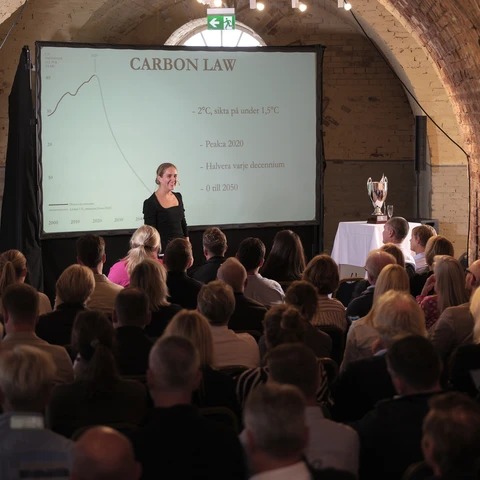 Picture of Rebecka Carlsson, with audience, who held a seminar at Marstrand.