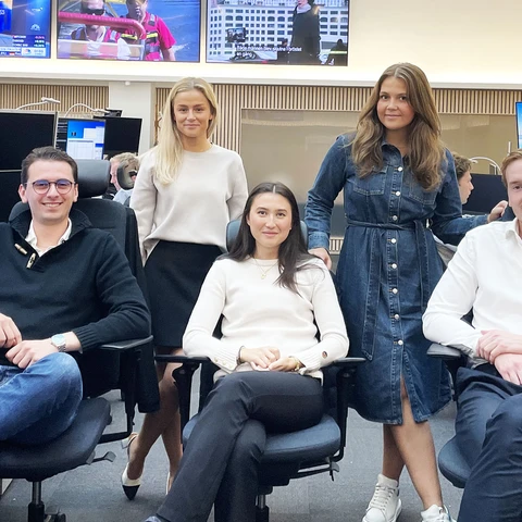 SE2023_2_trading_floor_w_colleagues.jpg
