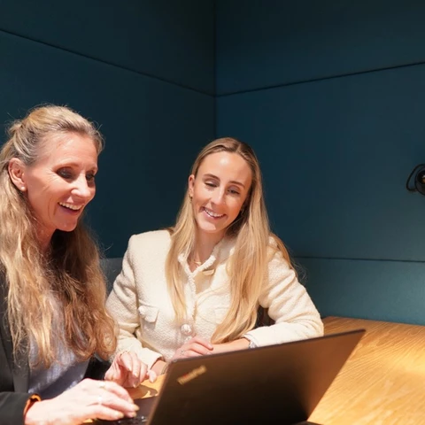 Liven og Amanda ved PC