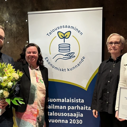 Nordean yhteiskuntavastuutiimi vastaanottamassa palkintoa