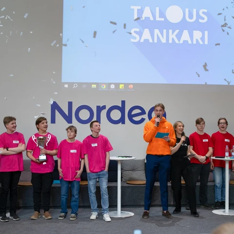Kahdeksasluokkalaisia Taloussankari-kilpailun palkintojenjaossa