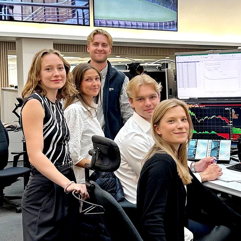 SEinterns2024_trading-desk_5-people.jpg