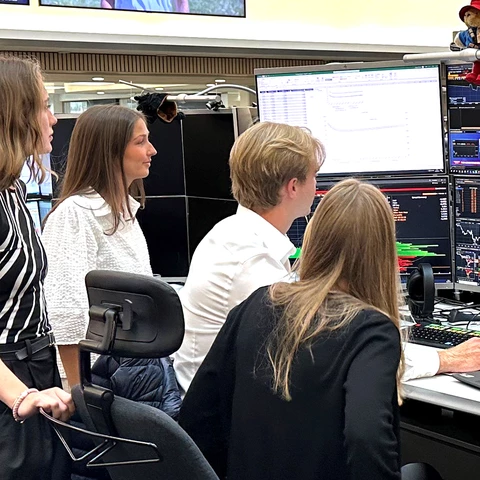 seinterns2024_desk_grouppic.jpg