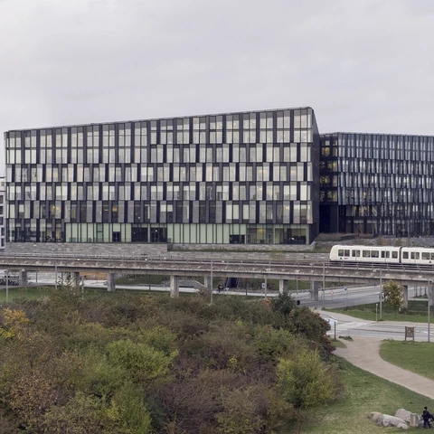 cph_metro-building-with-metro-line