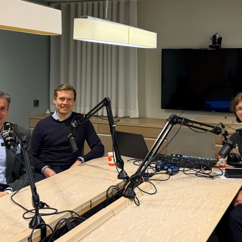 Jan Von Gerich, Juho Kostiainen ja Tuuli Koivu podcast-studiossa