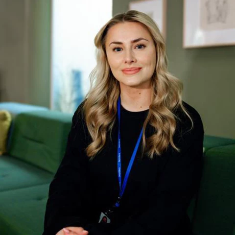 Isabella Biedrawa sitter i en sofa på kontoret