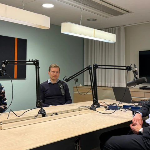 Tuuli Koivu, Juho Kostiainen ja Jan Von Gerich podcast-studiossa