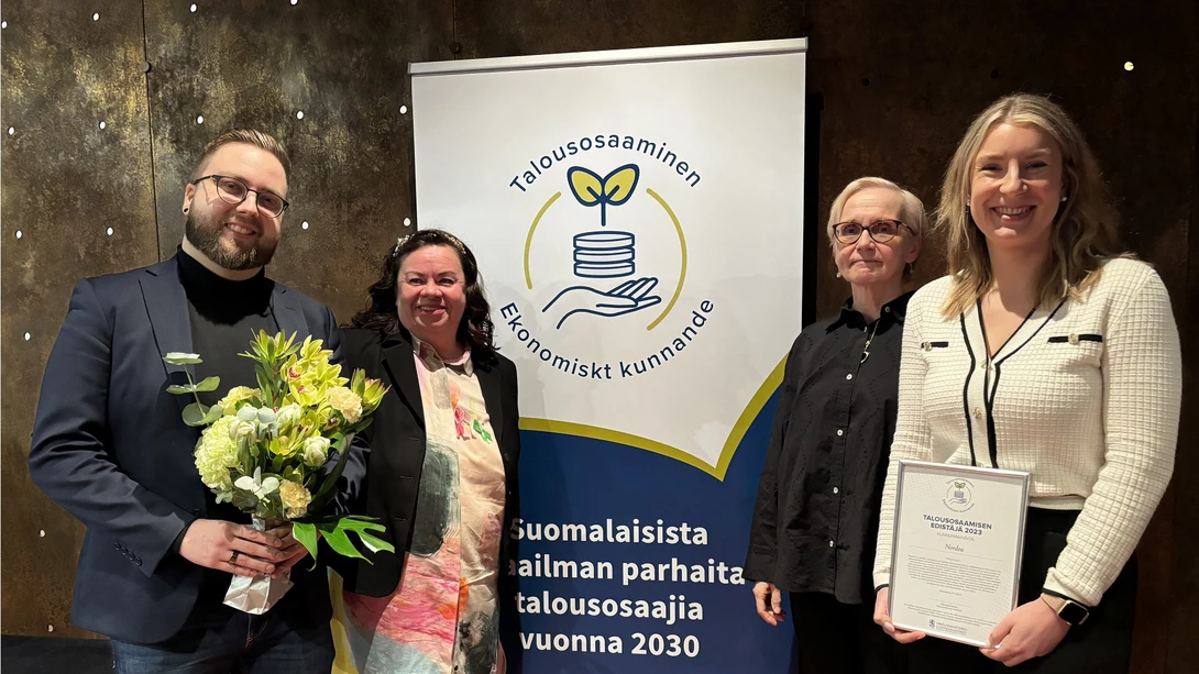Nordean yhteiskuntavastuutiimi vastaanottamassa palkintoa