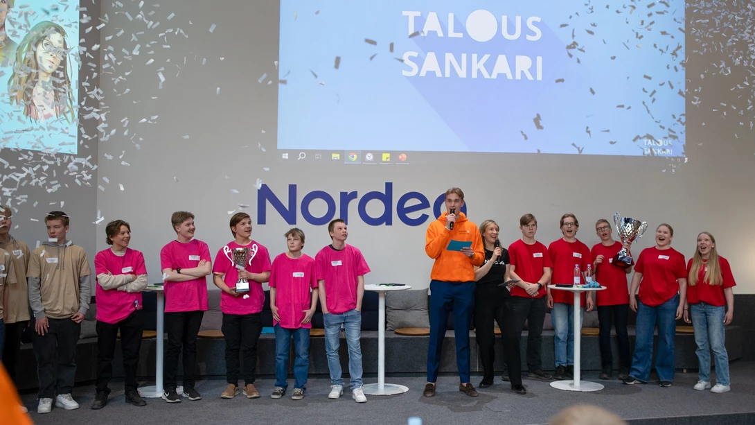 Kahdeksasluokkalaisia Taloussankari-kilpailun palkintojenjaossa