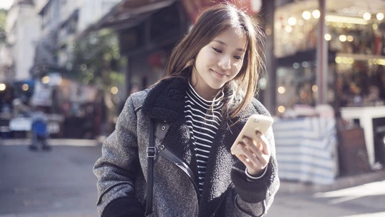 Ung kvinde med mobil